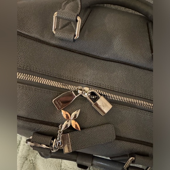 LOUIS VUITTON Neo Kendall Taiga Leather Travel Bag with LV keychain - Picture 11 of 15